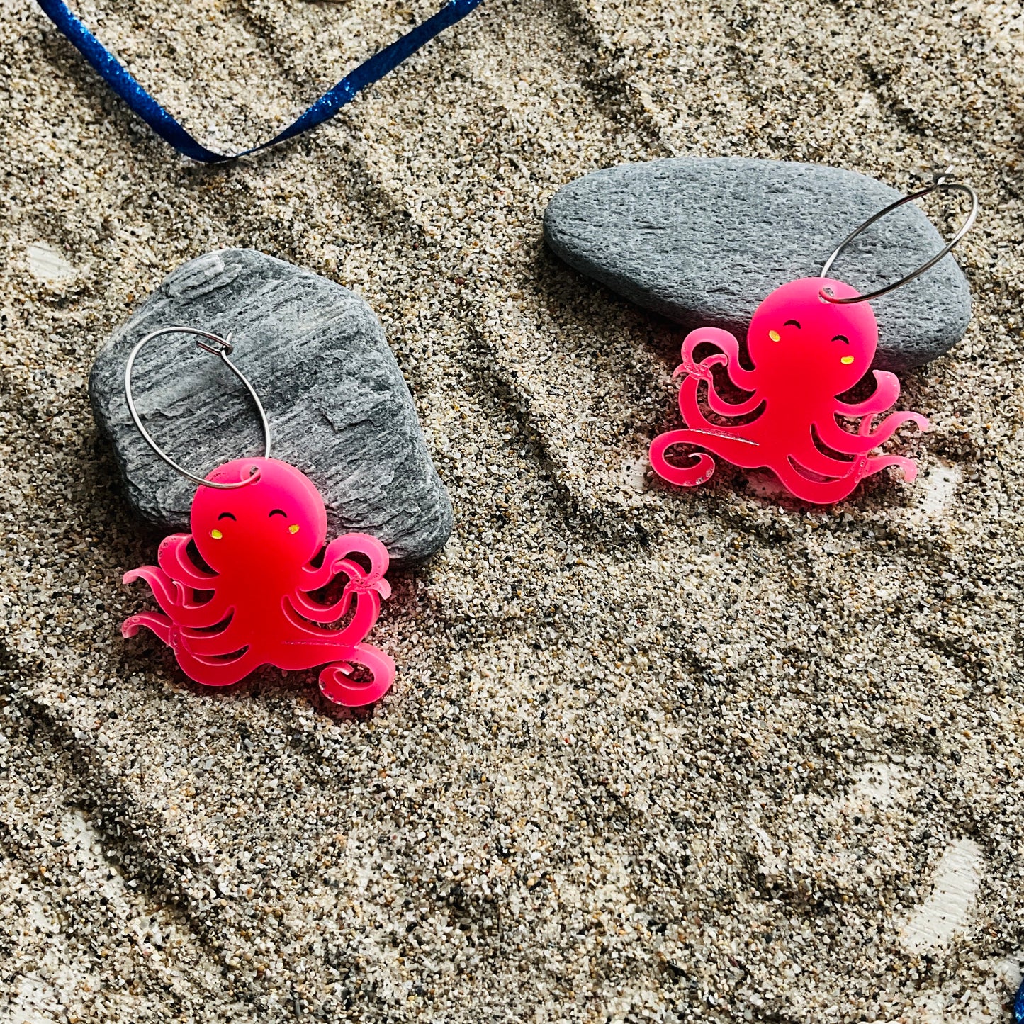 Par de Pendientes Pulpos Acrílico. 3 cm.