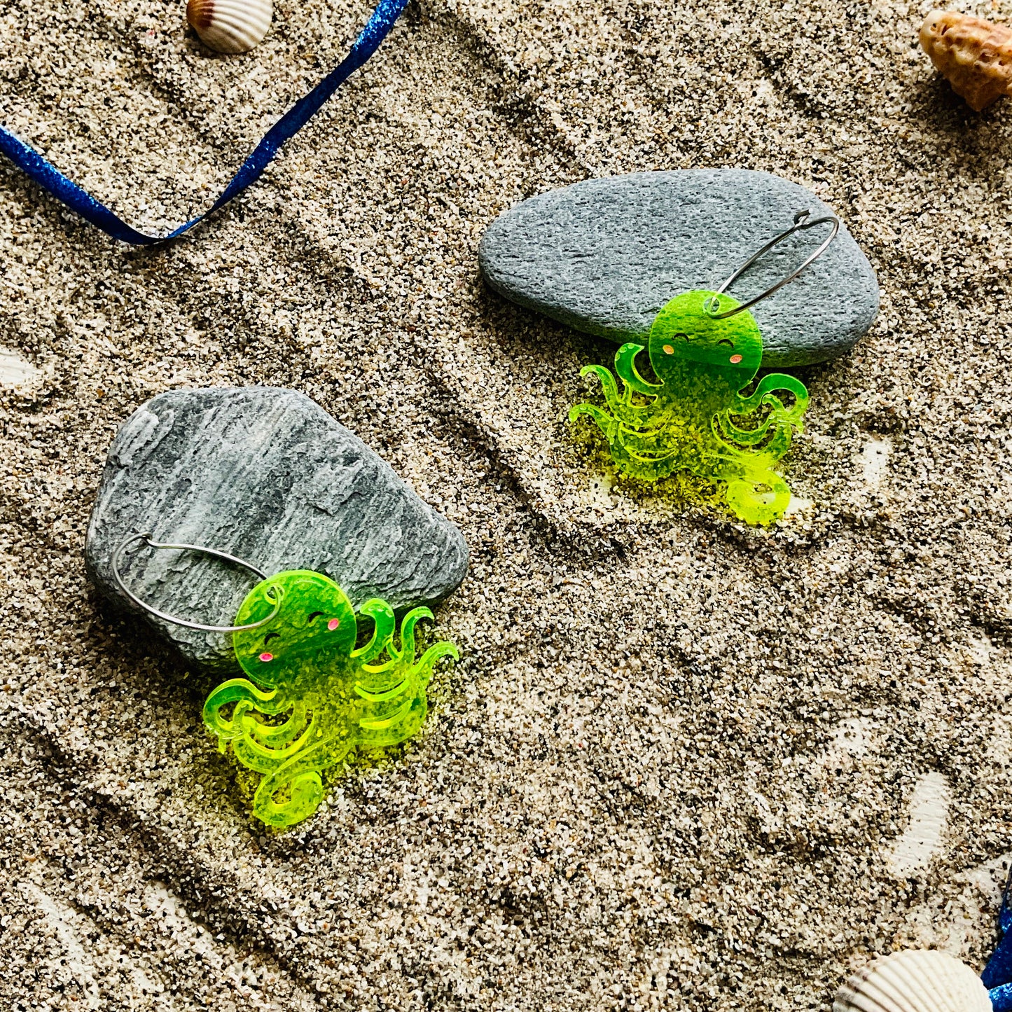 Par de Pendientes Pulpos Acrílico. 3 cm.