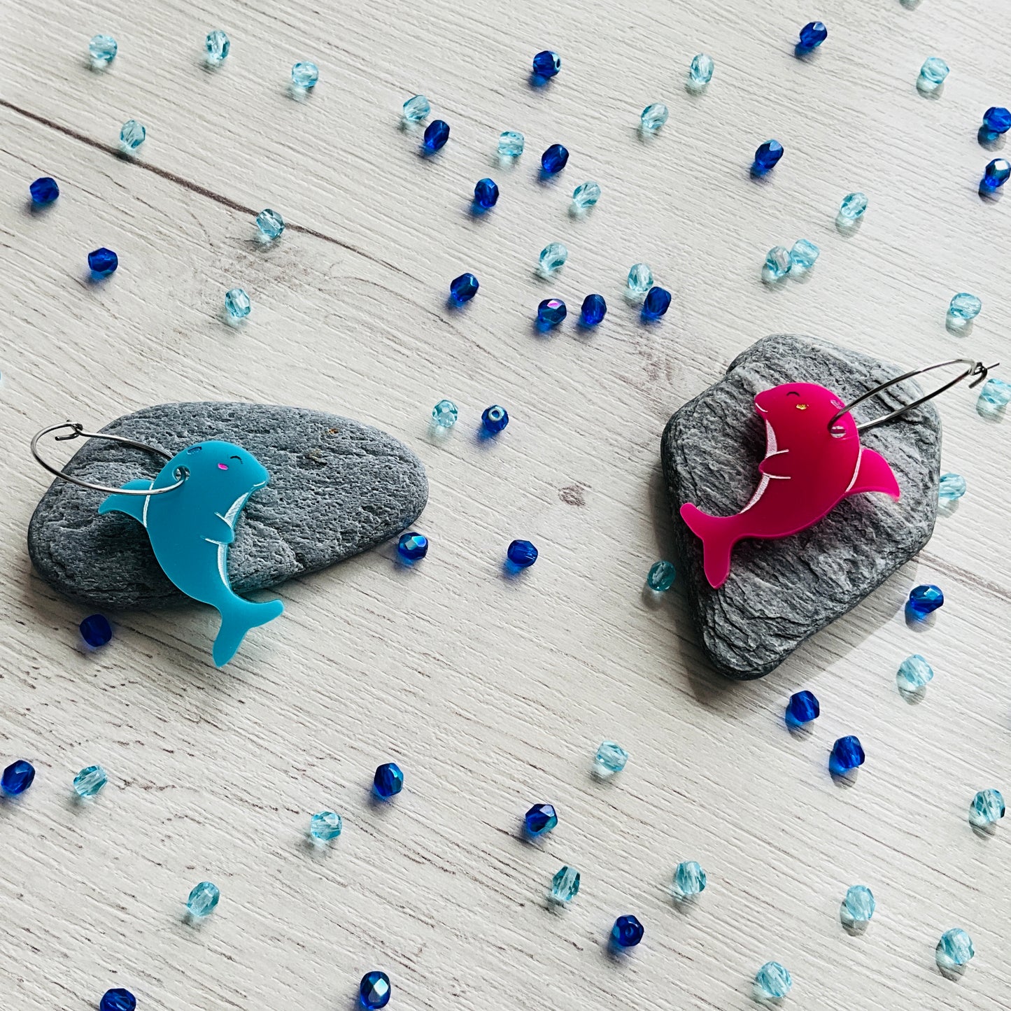 Par de Pendientes Delfines Acrílico. 3 cm.