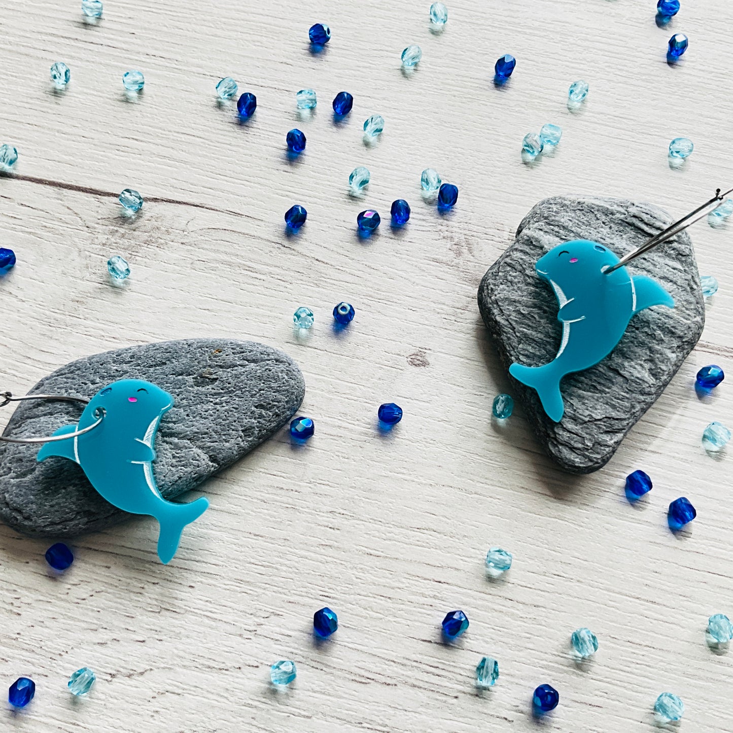 Par de Pendientes Delfines Acrílico. 3 cm.