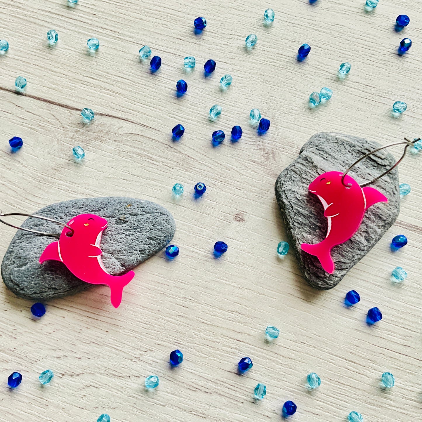 Par de Pendientes Delfines Acrílico. 3 cm.