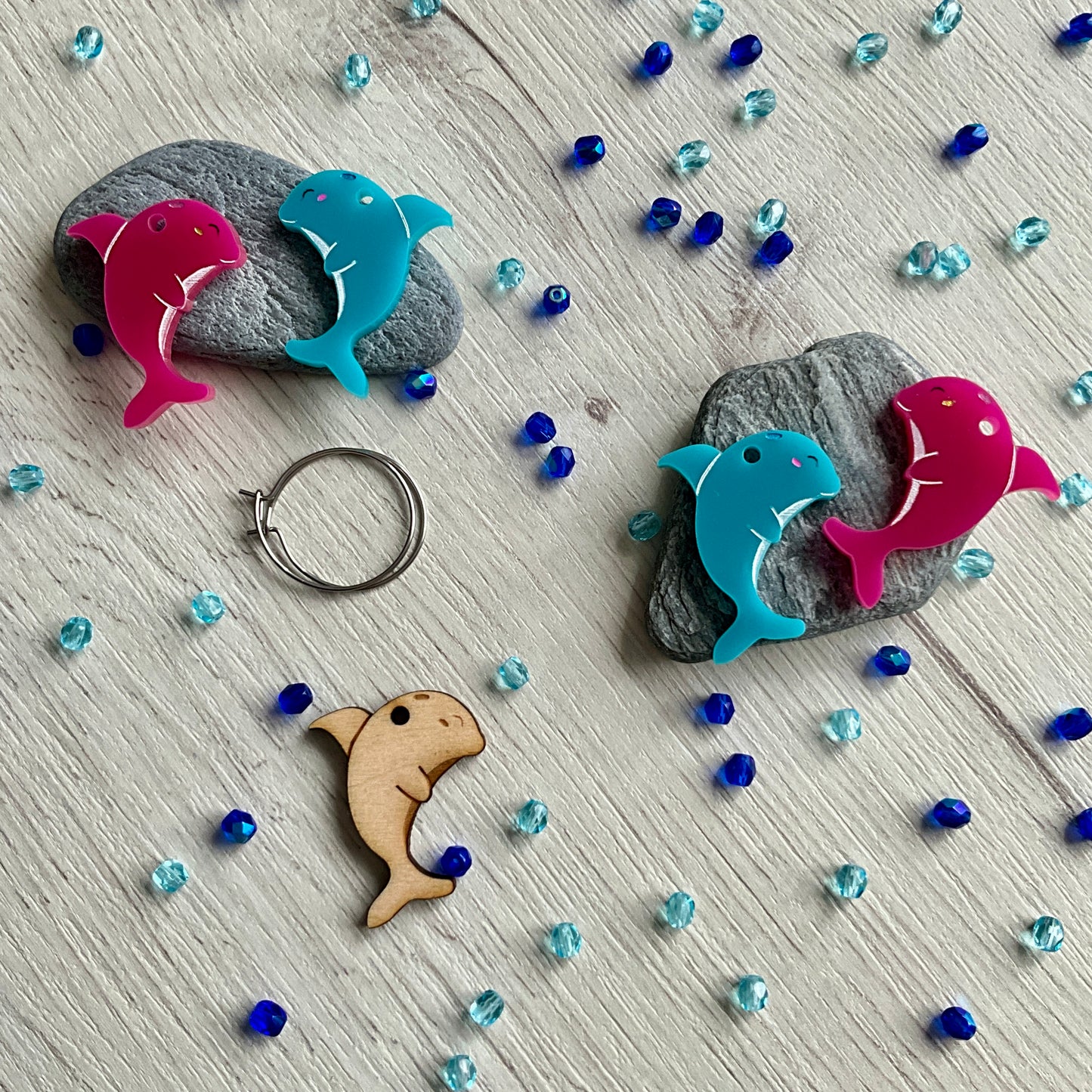 Par de Pendientes Delfines Acrílico. 3 cm.