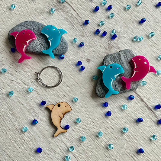 Par de Pendientes Delfines Acrílico. 3 cm.